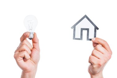 Kırpılan görünümü kağıt ev tutan ve elinde lamba led erkek el Beyaz, enerji verimliliği üzerinde evde izole kavramı 