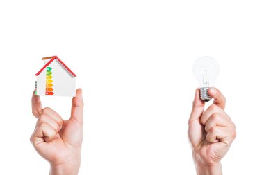 Kırpılan görünüm ev modeli tutarak ve elinde lamba led erkek el Beyaz, enerji verimliliği üzerinde evde izole kavramı 