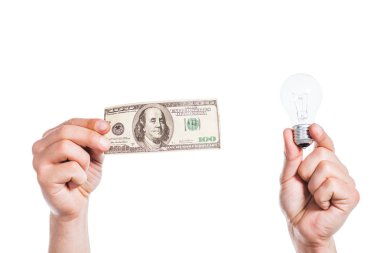 holding adam kırpılmış görünümünü lamba ve 100 dolarlık banknot elinde beyaz, enerji verimliliği kavramı izole yol açtı