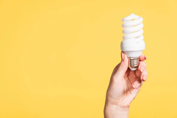 Przycięte Widzenia Ręka Gospodarstwa Świetlówki Żółty Pojęcie Efektywności Energetycznej — Zdjęcie stockowe