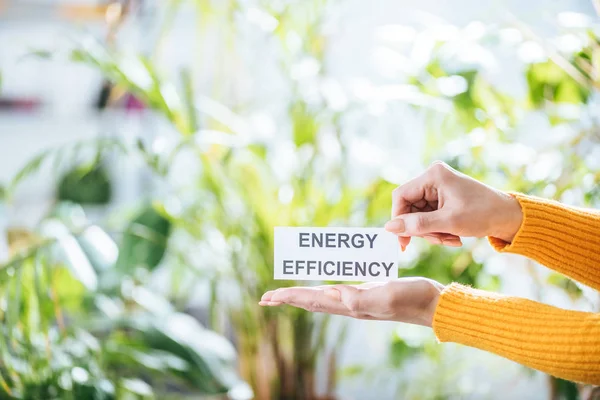 Selective Focus Woman Holding Card Lettering Hands Energy Efficiency Concept — Stock Photo, Image