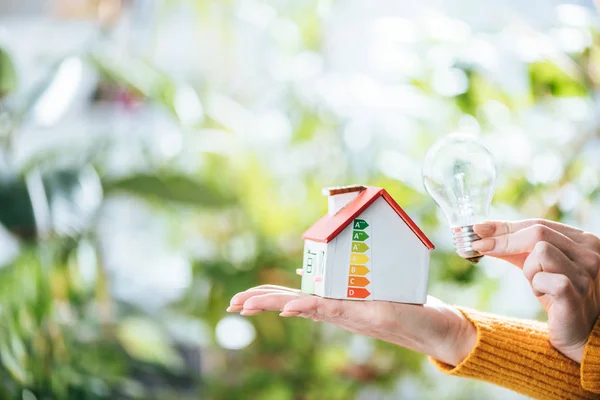 Abgeschnittene Ansicht Von Led Lampe Und Kartonhaus Modell Frauenhand Energieeffizienz — Stockfoto