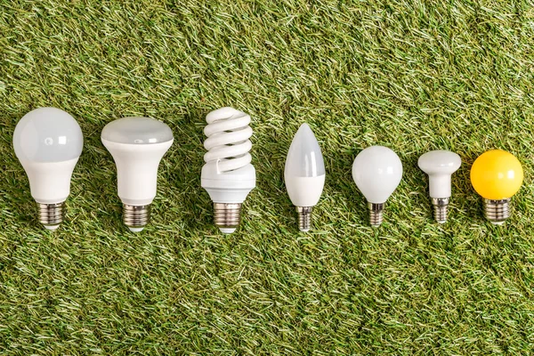 Disposición Plana Lámparas Fluorescentes Sobre Césped Verde Concepto Eficiencia Energética — Foto de Stock