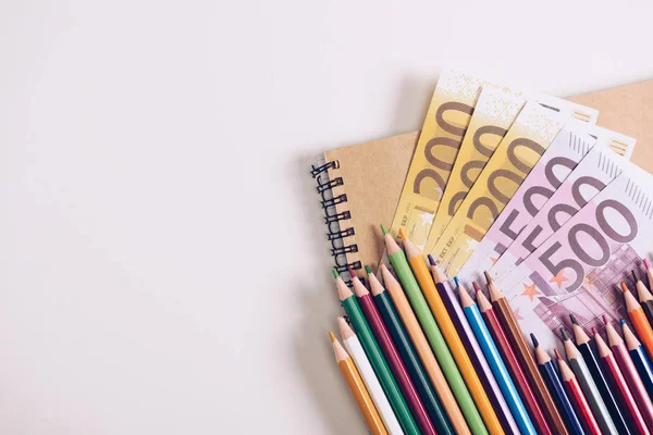 Conjunto Lápis Coloridos Madeira Caderno Perto Notas Euro Sobre Fundo — Fotografia de Stock