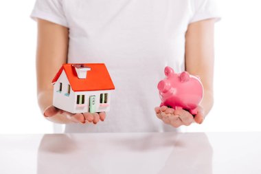 kısmi görünümünü ev modeli ve kumbara beyaz, ipotek kavramı izole tutan kadın
