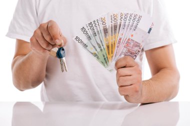 nakit ve üzerinde beyaz izole anahtarları tutan adam görünümünü kırpılmış, ipotek kavramı