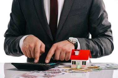 Beyaz, ipotek kavramı izole hesap makinesini kullanarak işadamı kırpılmış görünümü