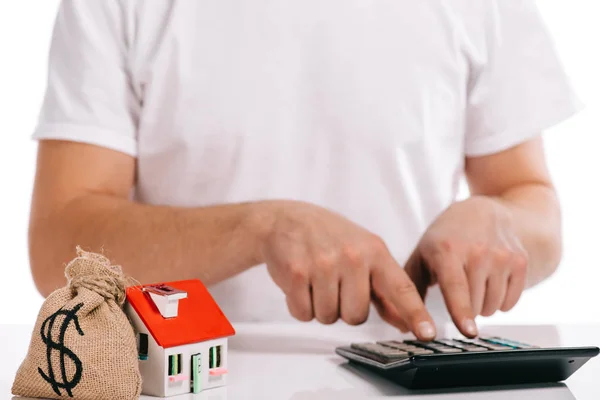Vista Parcial Del Hombre Calculando Cerca Moneybag Modelo Casa Aislado —  Fotos de Stock