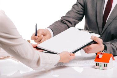 kavramı mortgage mortgage broker ve anlaşma üzerinde beyaz izole kadın görünümünü kırpılmış,