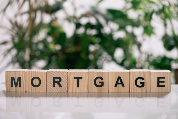 селективная фокусировка деревянных кубиков с буквами на белом столе, ипотечная концепция
