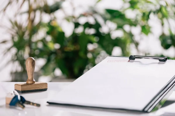 Selective Focus Keys Stamp Clipboard White Desk Mortgage Concept — Stock Photo, Image