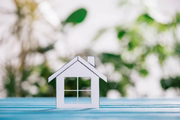 住宅ローン コンセプト ブルー木製机の上の紙の家の選択と集中 — ストック写真