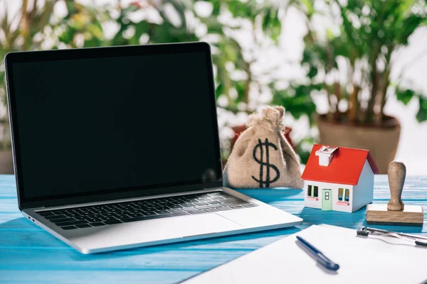 Selectieve Aandacht Van Pen Klembord Laptop Met Leeg Scherm Buurt — Stockfoto