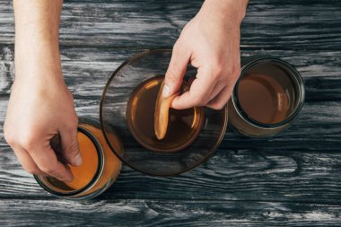 insanın kombucha mantar kavanoz koyarak üstten görünüm