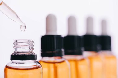 cannabidiol yağ damla üzerinde beyaz izole Damlalık ile seçici odak