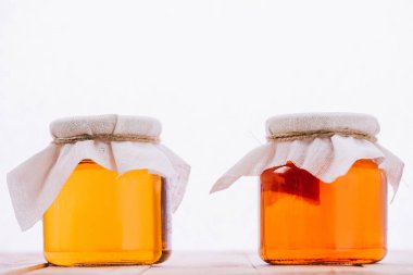 şişe organik kombucha mantar çay üzerinde beyaz izole kavanoz