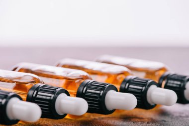 cbd petrol şişelerde damlalıklar gri yüzeyi ile yakın çekim