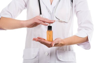 kadın doktor holding şişe üzerinde beyaz izole cbd yağla kırpılmış görünümünü