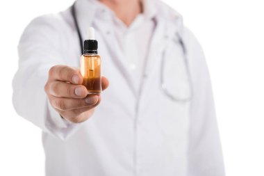 erkek doktor şişe cbd yağı ile elinde tutan kırpılmış görünümünü üzerinde beyaz izole