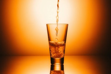 Cam akan çay ve sıçrama ile seçici odak