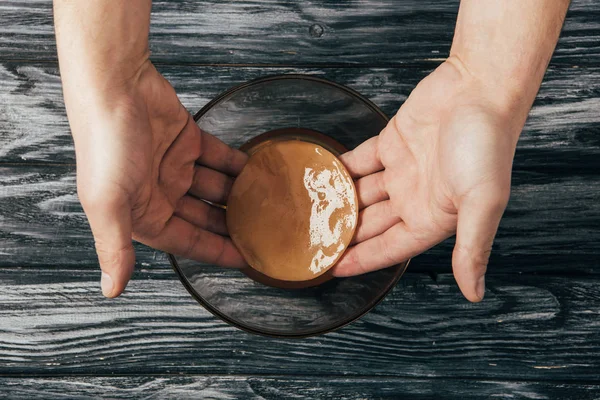 insanın kombucha mantar kavanoza koyarak üstten görünüm