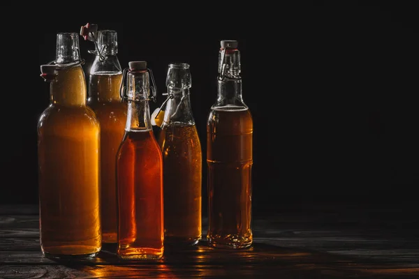 Teh Tradisional Buatan Sendiri Dalam Botol Kaca Diisolasi Atas Hitam — Stok Foto