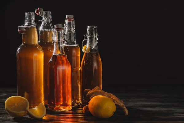 Zelfgemaakte Organische Thee Glazen Flessen Met Citroenen Gember Geïsoleerd Zwart — Stockfoto