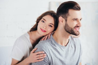 sevgi dolu kadın nazik kucaklayan adam seçici odak