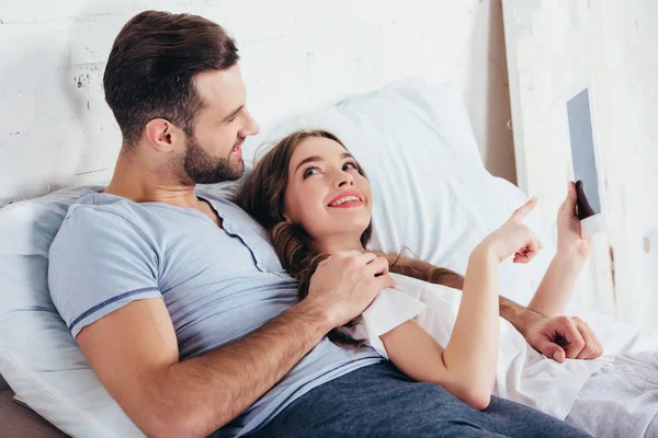 Jovem Homem Amoroso Suave Abraçando Mulher Cama Enquanto Mulher Mostrando — Fotografia de Stock