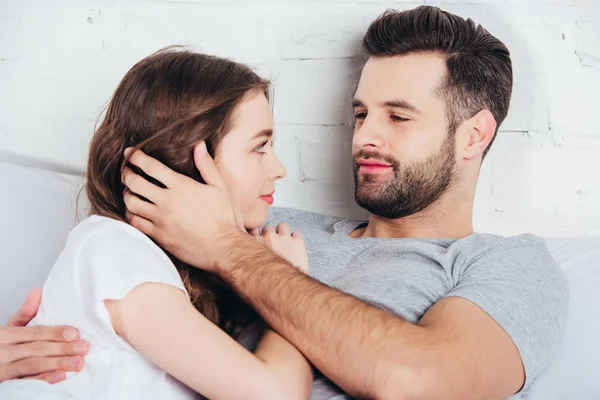 Erwachsene Liebende Mädchen Die Sanft Die Augen Des Mannes Bett — Stockfoto