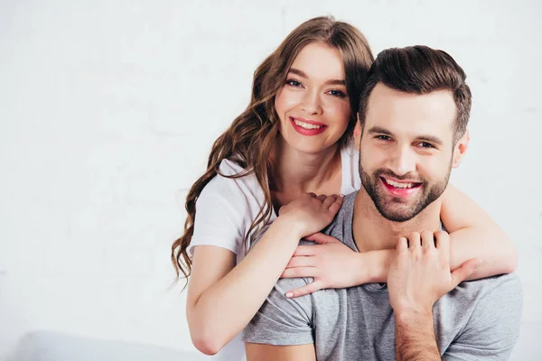 Adulto Amante Pareja Gentil Abrazando Sonriendo Cerca Pared Blanca Con — Foto de Stock