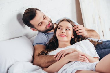 adam kadının saç dokunmadan yatak odasında çift nazik sarılma sevgi dolu Yetişkin