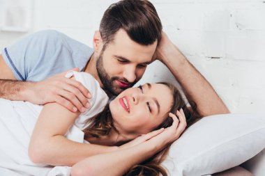 sevgi dolu adam kadın yatakta bakarak nazik yetişkin