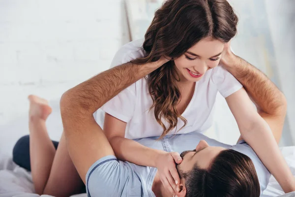 Foco Seletivo Adulto Casal Feliz Abraço Suave Cama — Fotografia de Stock