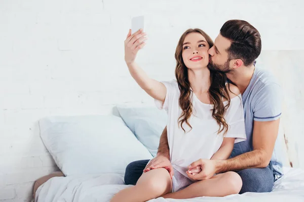 Novio Besar Novia Mientras Toma Selfie Dormitorio —  Fotos de Stock