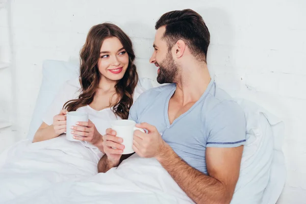 Woman Man Relaxing Holding Cups Looking Eyes — Stock Photo, Image