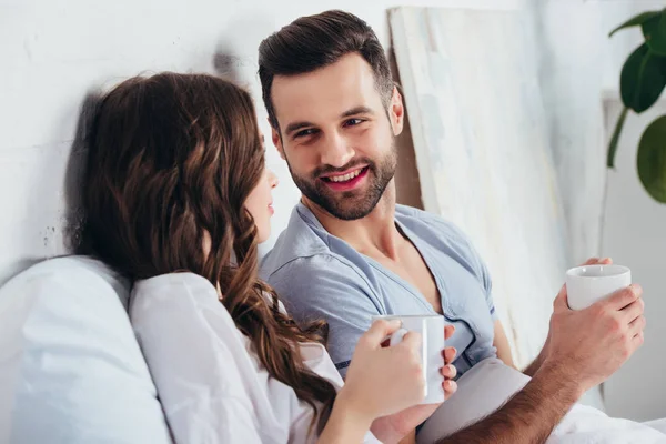 Pareja Adulta Relajando Sosteniendo Tazas Mientras Hombre Mira Los Ojos — Foto de Stock