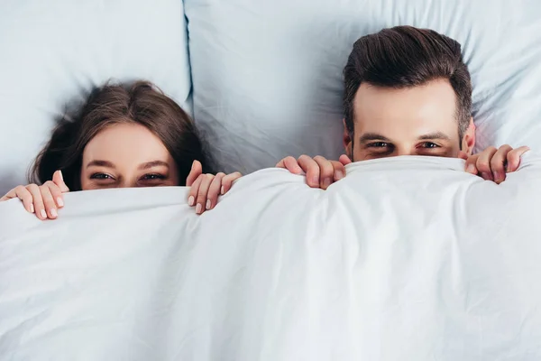 Frau Und Mann Lächeln Und Verstecken Sich Unter Decke Bett — Stockfoto