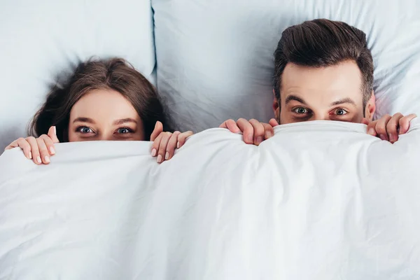 Erwachsenes Paar Versteckt Sich Unter Decke Bett — Stockfoto