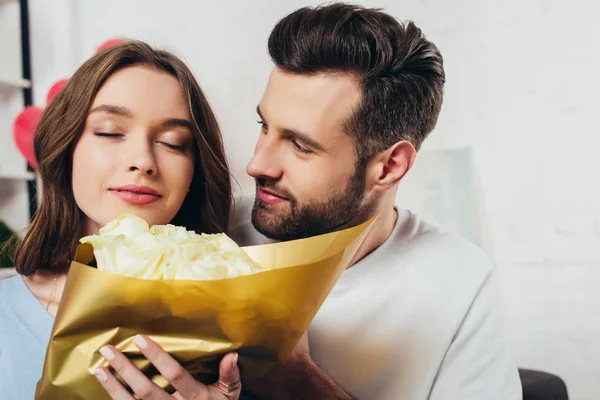 Sorridente Ragazza Con Gli Occhi Chiusi Profumo Rose Bouquet Vicino — Foto Stock