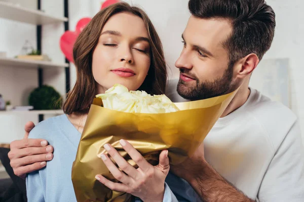 Admiring Girl Closed Eyes Smelling Roses Bouquet Boyfriend — Stock Photo, Image
