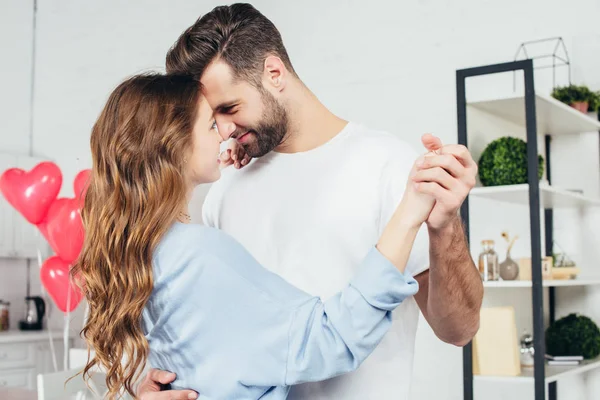 Foco Seletivo Casal Sorrindo Ternamente Dançando Dia São Valentim Casa — Fotografia de Stock