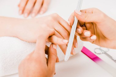 Manikürcü görünümünü mükemmel manikür çivi Dosyalama kırpılmış