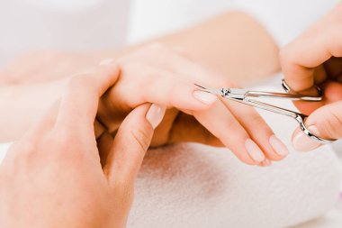 Yavaşça elini kesme kütikül süre tutarak manikürcü görünümünü kırpılmış