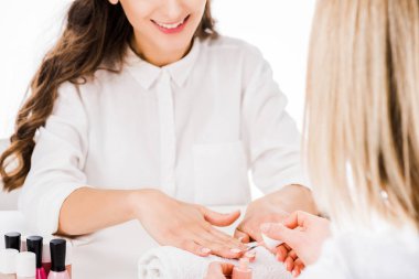 Esmer kız beyaz izole manikür yaparken kırpılmış görünümünü