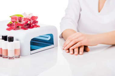 Manikürcü beyaz izole üniformalı kısmi görünümünü