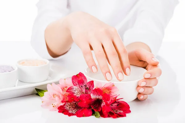 Bijgesneden Weergave Van Manicure Met Kleurrijke Bloemen Wit Wordt Geïsoleerd — Stockfoto