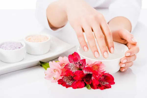 Gedeeltelijke Weergave Van Vrouw Met Perfecte Manicure Behandeling Van Hand — Stockfoto