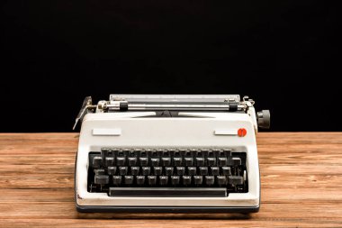 ahşap masa üstünde siyah izole Vintage daktiloda