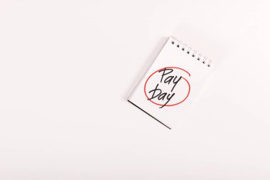 defter üzerinde beyaz izole 'ödeme günü' yazı ile üstten görünüm